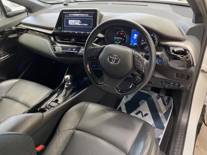 2017 Toyota C-HR DAA-ZYX10 (UW-69fea4bd784f7)[12]