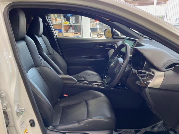 2017 Toyota C-HR DAA-ZYX10 (UW-69fea4bd784f7)[13]