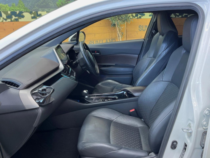 2017 Toyota C-HR DAA-ZYX10 (UW-69fea4bd784f7)[4]