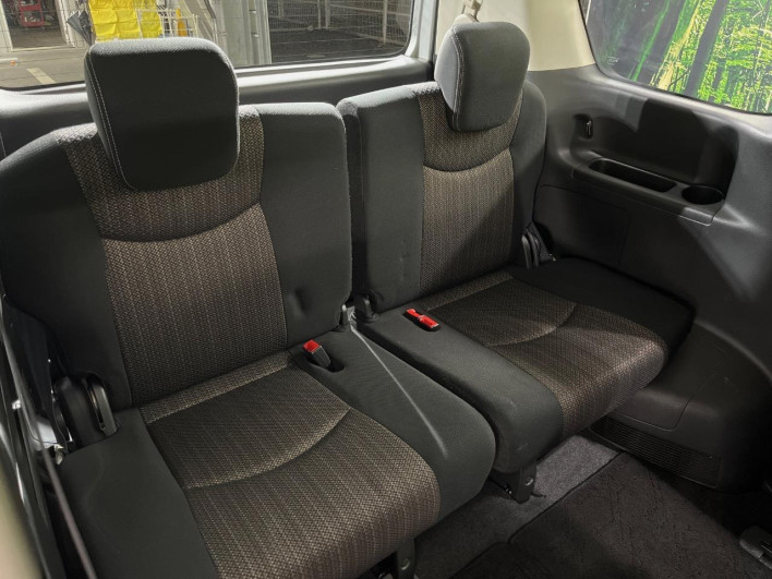 2014 Nissan Serena DAA-HFC26 (UW-69fff5898ba82)[18]
