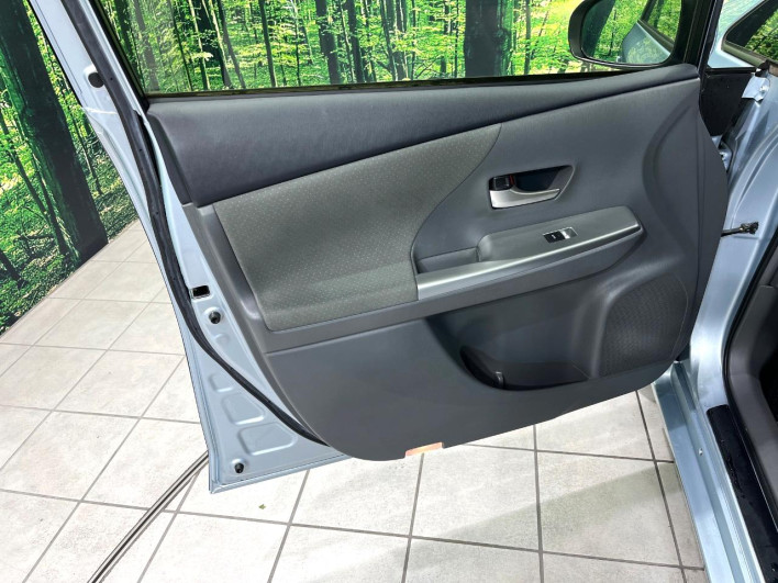 2014 Toyota Prius α DAA-ZVW41W (UW-69fff625133c5)[29]