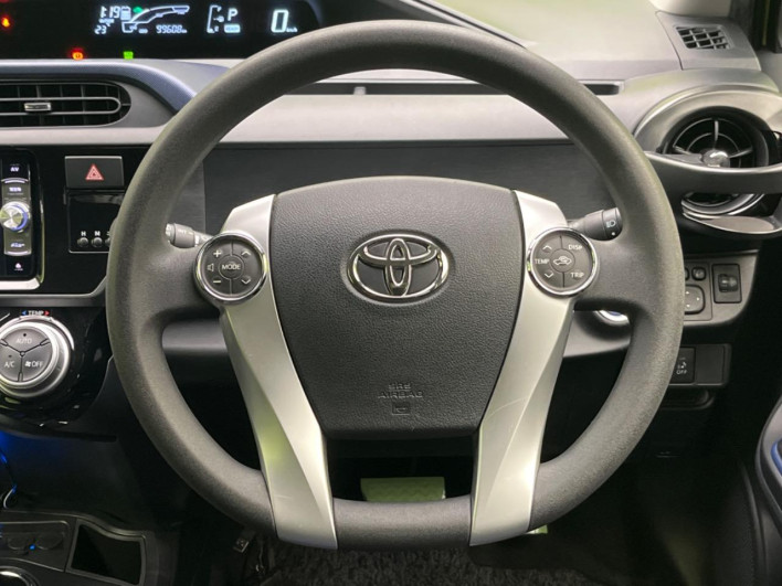 2015 Toyota Aqua DAA-NHP10 (UW-6a01473f23715)[25]
