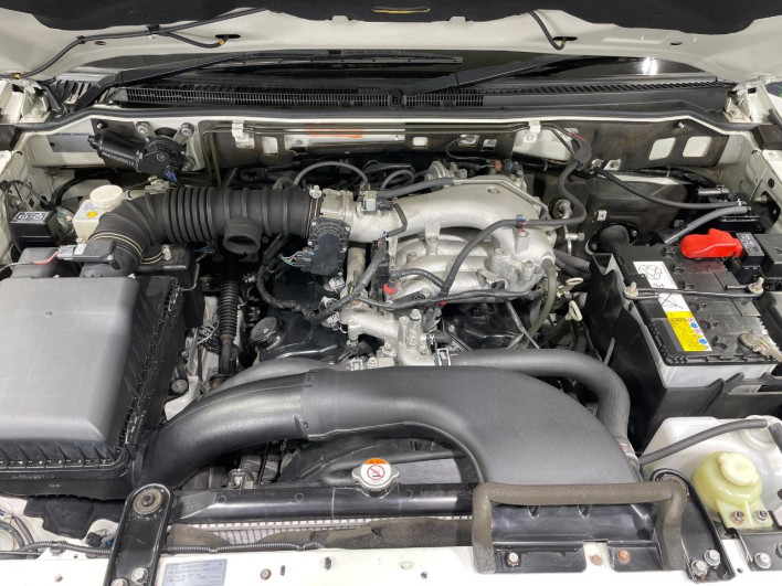 2017 Mitsubishi Pajero DBA-V83W (UW-6a01475552865)[4]