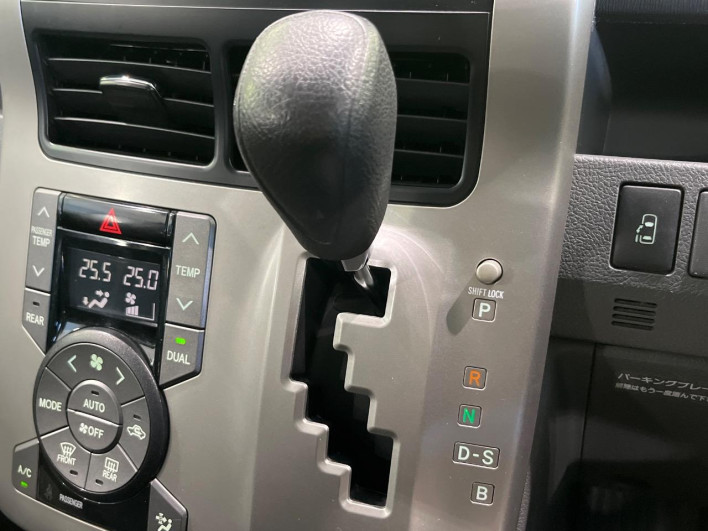 2008 Toyota Noah DBA-ZRR70G (UW-6a0147676c52f)[17]