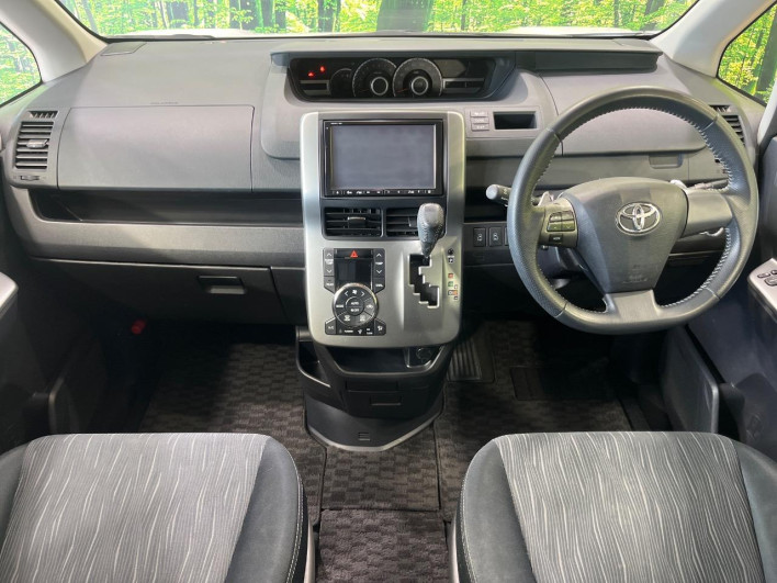 2012 Toyota Voxy DBA-ZRR70W (UW-6a0147681d56d)[20]