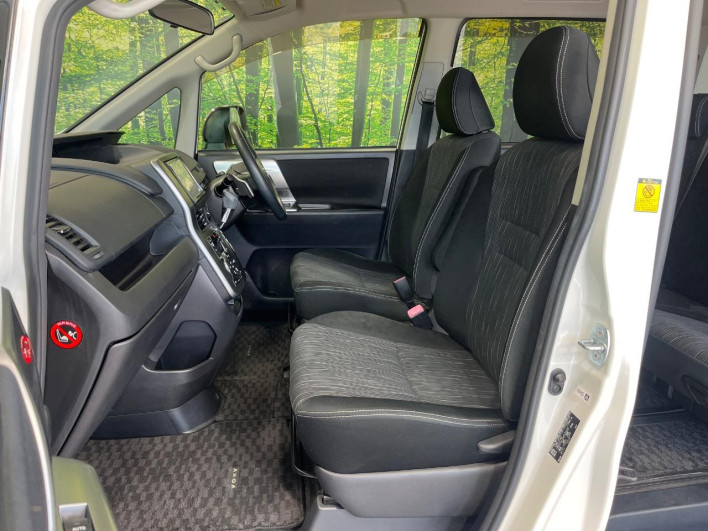 2012 Toyota Voxy DBA-ZRR70W (UW-6a0147681d56d)[19]