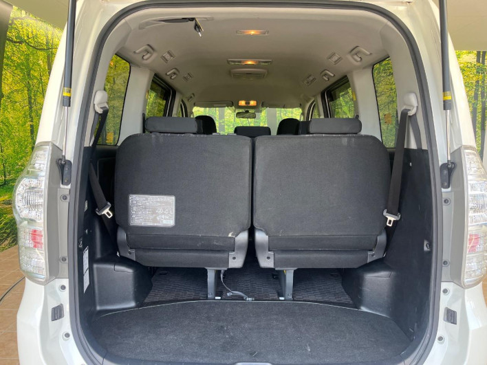 2012 Toyota Voxy DBA-ZRR70W (UW-6a0147681d56d)[5]