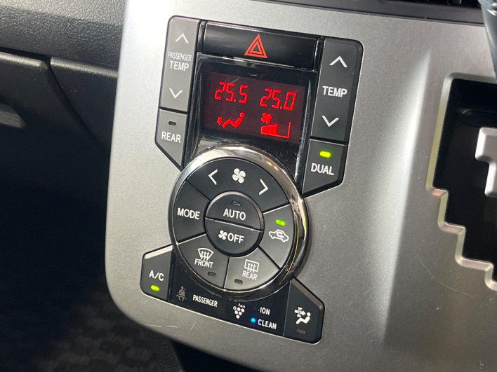 2012 Toyota Voxy DBA-ZRR70W (UW-6a0147681d56d)[23]