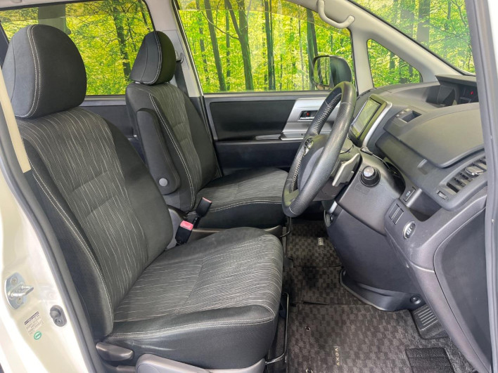 2012 Toyota Voxy DBA-ZRR70W (UW-6a0147681d56d)[14]