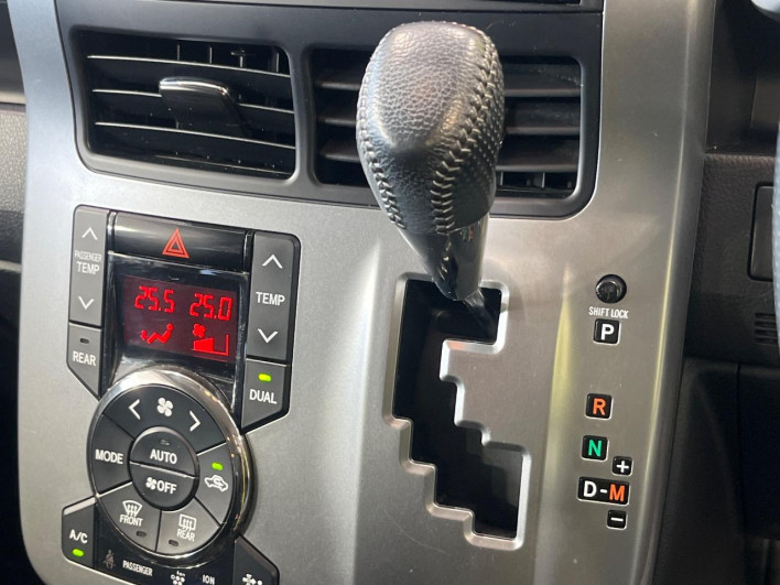 2012 Toyota Voxy DBA-ZRR70W (UW-6a0147681d56d)[24]