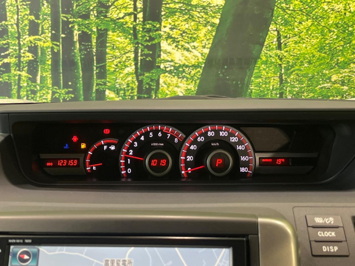2012 Toyota Voxy DBA-ZRR70W (UW-6a0147681d56d)[25]