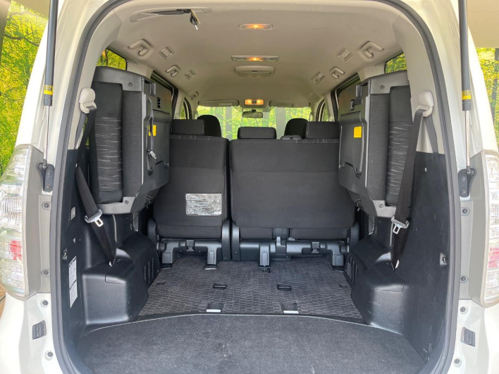 2012 Toyota Voxy DBA-ZRR70W (UW-6a0147681d56d)[4]