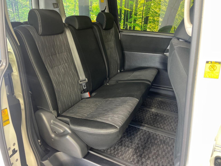 2012 Toyota Voxy DBA-ZRR70W (UW-6a0147681d56d)[13]
