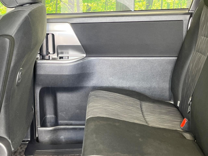 2012 Toyota Voxy DBA-ZRR70W (UW-6a0147681d56d)[18]