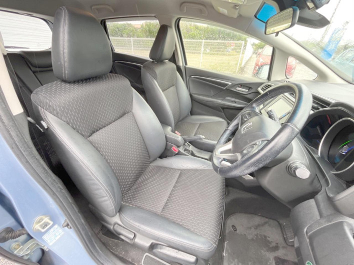 2016 Honda Fit Hybrid DAA-GP5 (UW-6a0298a97fde7)[28]