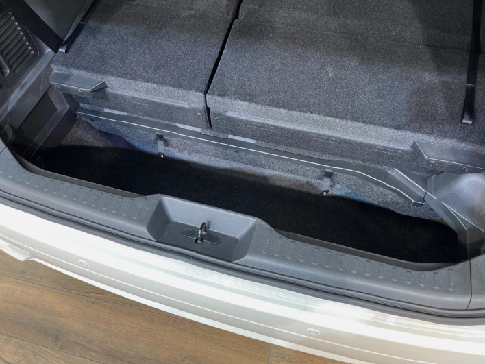 2019 Nissan Elgrand DBA-TNE52 (UW-6a02994d2f76b)[6]