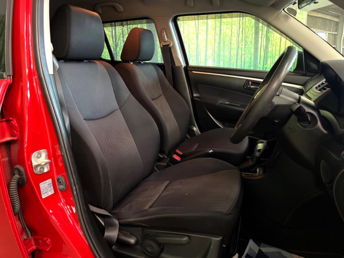 2012 Suzuki Swift DBA-ZC72S (UW-6a02996077321)[15]
