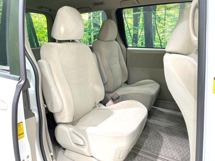 2011 Toyota Noah DBA-ZRR70G (UW-6a02996545de8)[16]