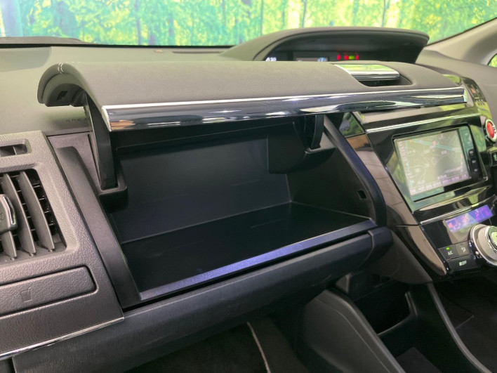 2016 Toyota Prius α DAA-ZVW41W (UW-6a029972d08ec)[14]