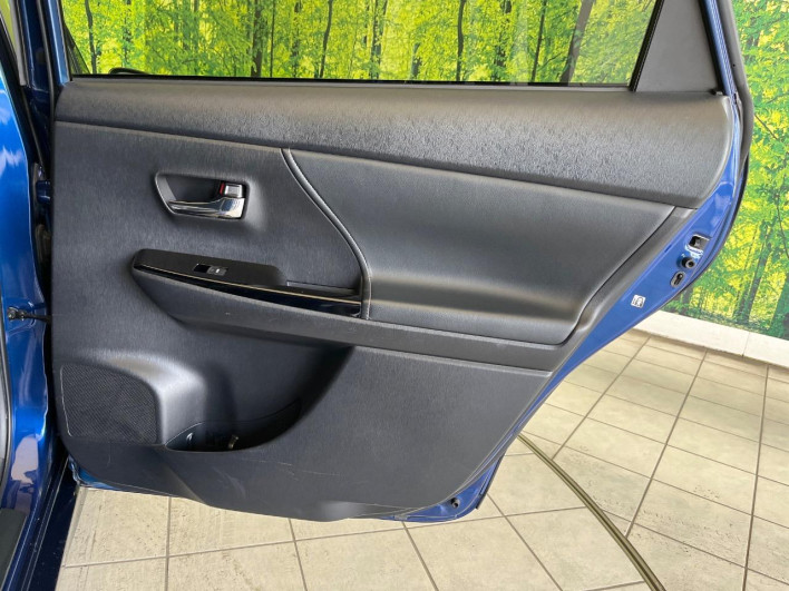 2016 Toyota Prius α DAA-ZVW41W (UW-6a029972d08ec)[23]