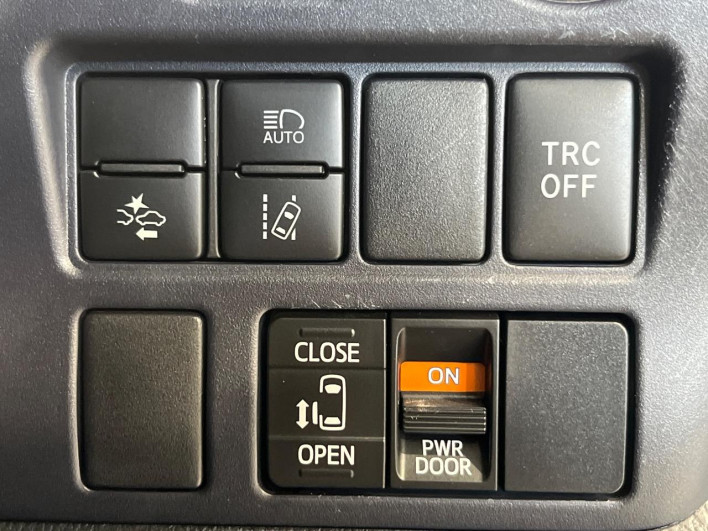 2016 Toyota Noah DAA-ZWR80G (UW-6a02997a36d5b)[24]