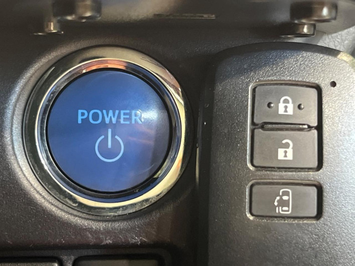 2016 Toyota Noah DAA-ZWR80G (UW-6a02997a36d5b)[22]