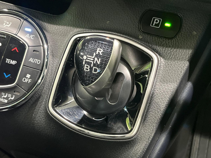 2016 Toyota Noah DAA-ZWR80G (UW-6a02997a36d5b)[13]