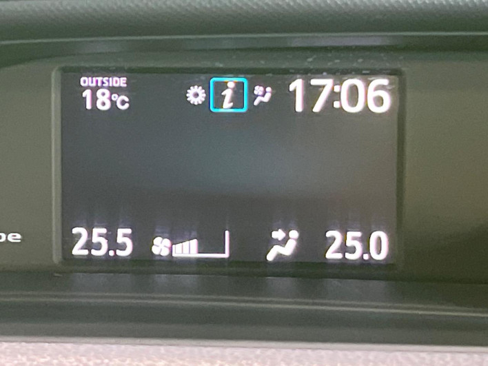 2016 Toyota Noah DAA-ZWR80G (UW-6a02997a36d5b)[11]