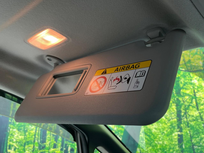 2016 Toyota Noah DAA-ZWR80G (UW-6a02997a36d5b)[5]