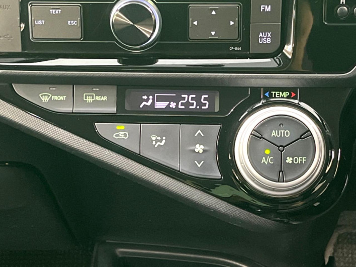 2015 Toyota Aqua DAA-NHP10 (UW-6a03eaf0083b7)[19]