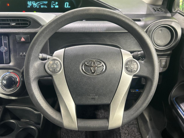 2014 Toyota Aqua DAA-NHP10 (UW-6a03eaf2e3a7b)[28]