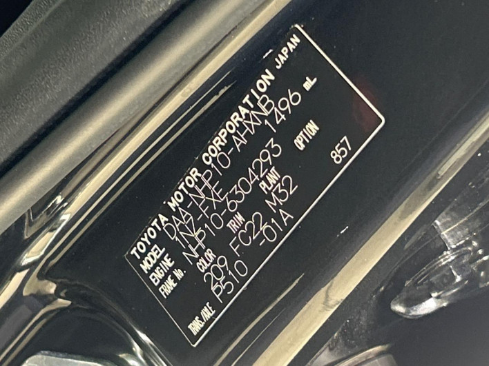 2014 Toyota Aqua DAA-NHP10 (UW-6a03eaf2e3a7b)[1]
