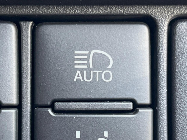 2016 Toyota Noah DBA-ZRR80W (UW-6a03eb2a37ecc)[16]