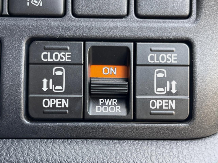 2016 Toyota Noah DBA-ZRR80W (UW-6a03eb2a37ecc)[15]