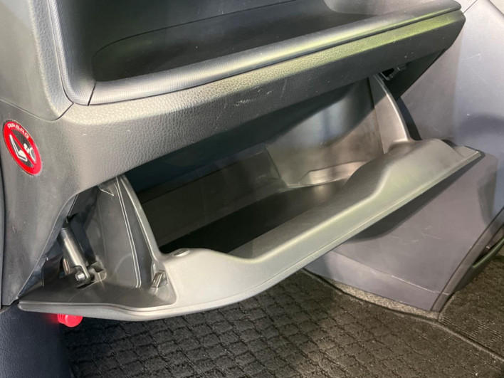 2014 Toyota Voxy DAA-ZWR80G (UW-6a03eb3e08833)[22]