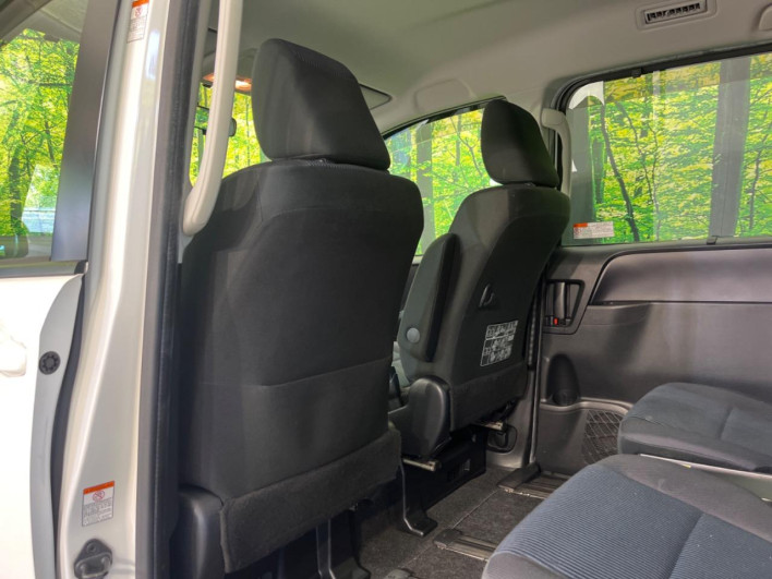 2014 Toyota Voxy DAA-ZWR80G (UW-6a03eb3e08833)[17]
