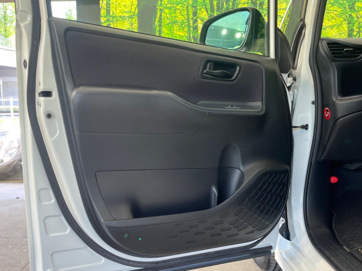 2014 Toyota Voxy DAA-ZWR80G (UW-6a03eb3e08833)[19]