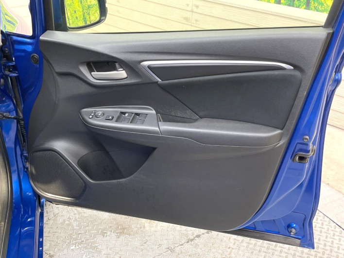 2017 Honda Fit DBA-GK3 (UW-6a053bb3a6e3d)[23]