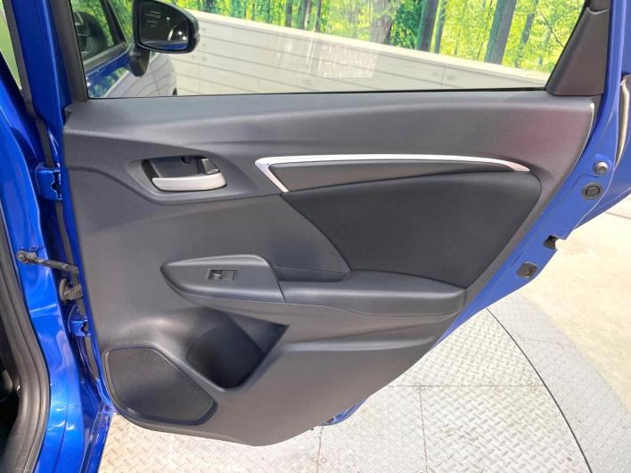 2017 Honda Fit DBA-GK3 (UW-6a053bb3a6e3d)[24]