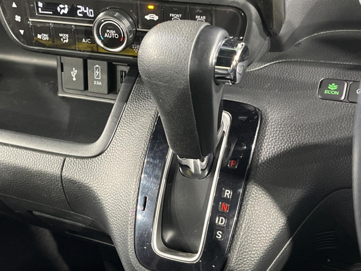 2019 Honda N-BOX CUSTOM DBA-JF3 (UW-6a053bd4e8dd9)[18]