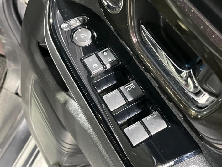 2019 Honda N-BOX CUSTOM DBA-JF3 (UW-6a053bd4e8dd9)[25]