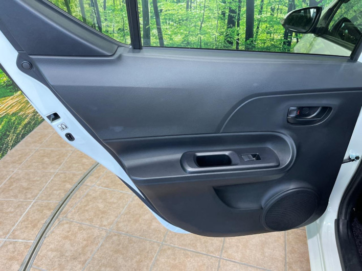 2017 Toyota Aqua DAA-NHP10 (UW-6a053c492843b)[17]