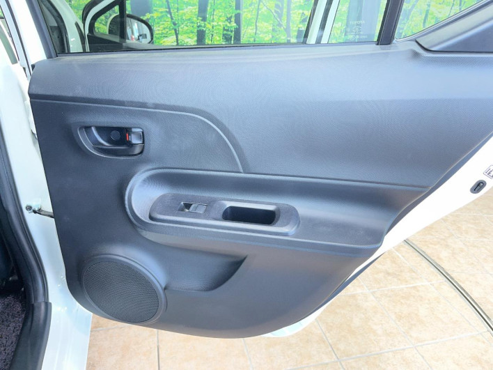 2017 Toyota Aqua DAA-NHP10 (UW-6a053c492843b)[13]