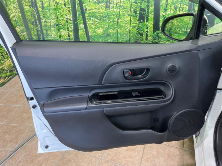 2017 Toyota Aqua DAA-NHP10 (UW-6a053c492843b)[18]