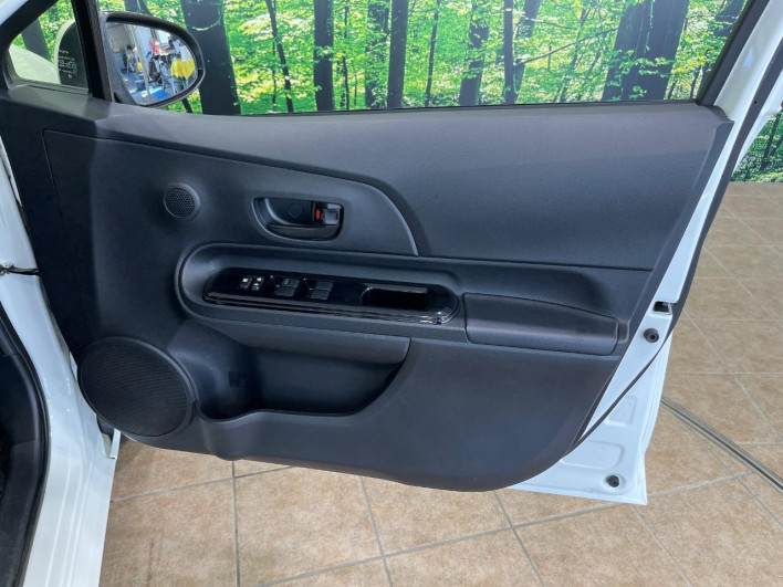 2017 Toyota Aqua DAA-NHP10 (UW-6a053c492843b)[11]
