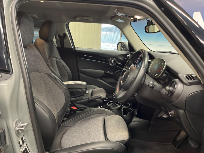 2022 Rover Mini 3BA-XU15MW (UW-6a053c75102a1)[26]
