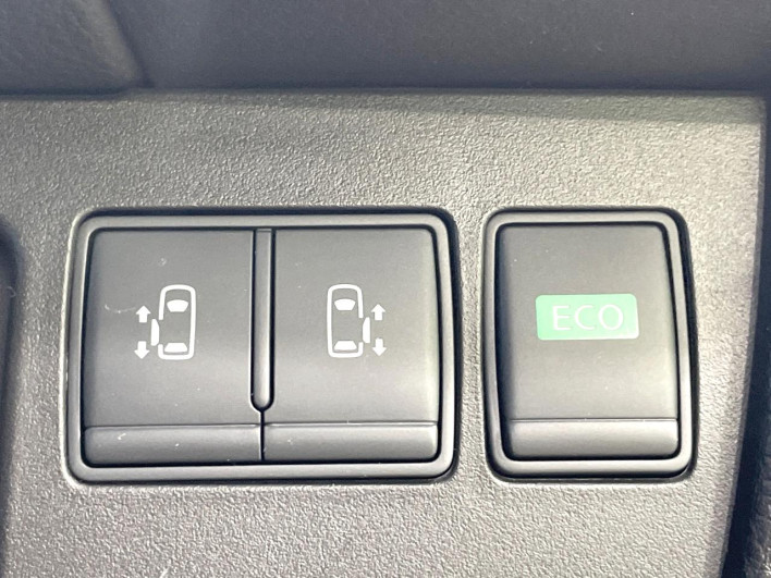 2015 Nissan Serena DAA-HFC26 (UW-6a068daab7347)[13]