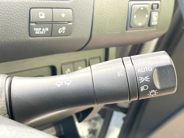 2015 Nissan Serena DAA-HFC26 (UW-6a068daab7347)[16]