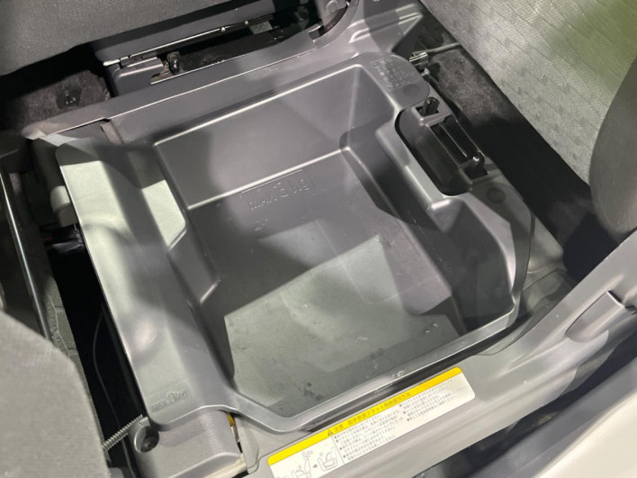 2019 Toyota Pixis Mega DBA-LA710A (UW-6a068df98255c)[18]