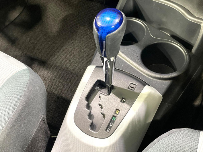 2014 Toyota Aqua DAA-NHP10 (UW-6a068e49b65bf)[25]